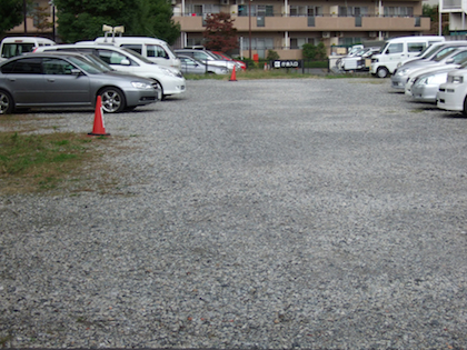 駐車場に敷設された再生砕石