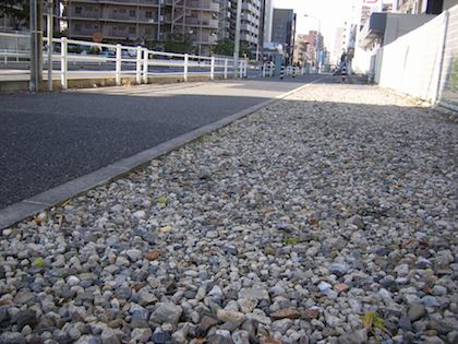 道路に敷設された再生砕石